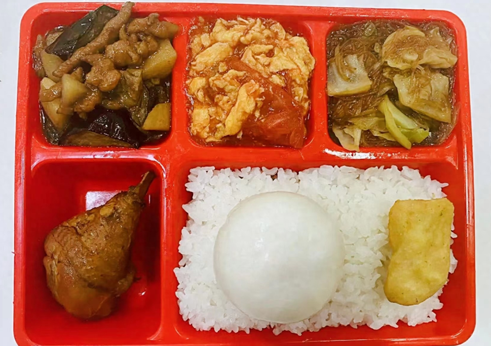 福建女子晒孩子学校伙食,走红朋友圈,网友热议:都是预制菜
