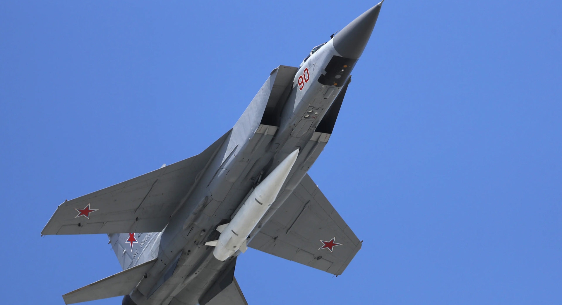 央视公开展示!中国无人机机载导弹全球第一,1000公里外精确打击