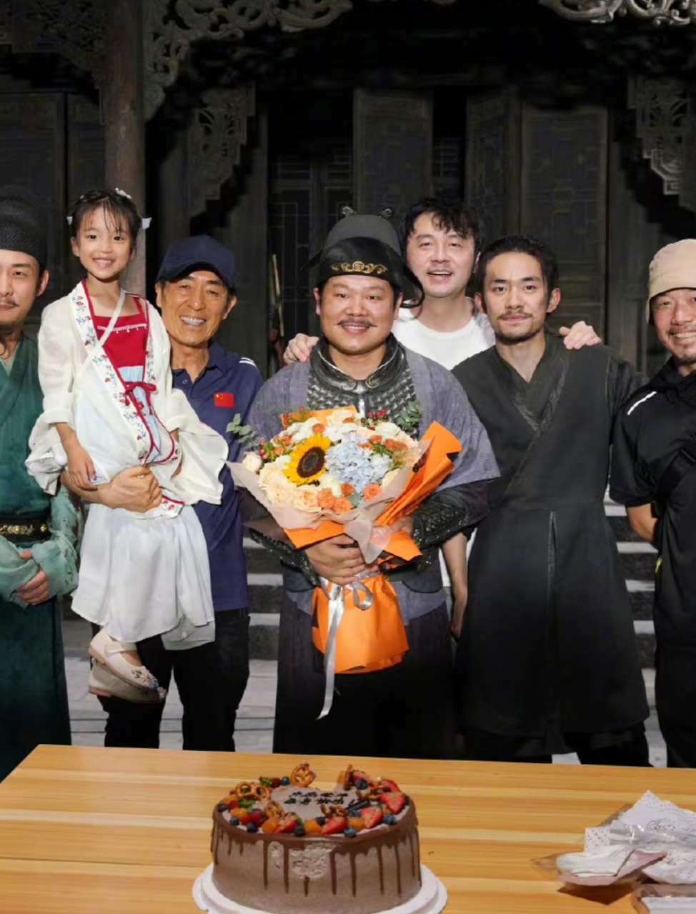 岳云鹏晒《满江红》剧组合影,易烊千玺张艺谋雷佳音都