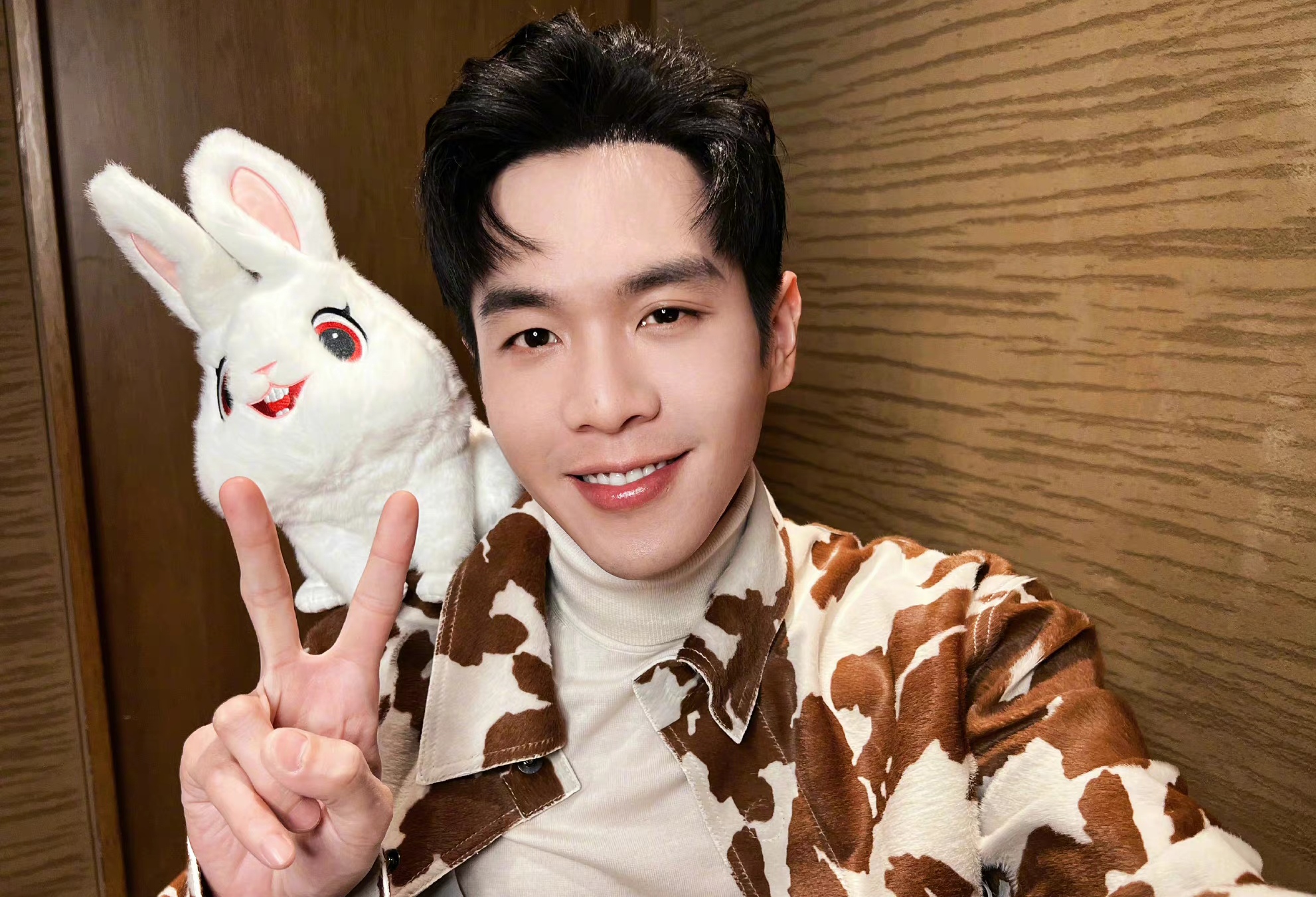 看到张若昀吃鸡腿宋轶惊呆了!哥,这鸡腿香吗?