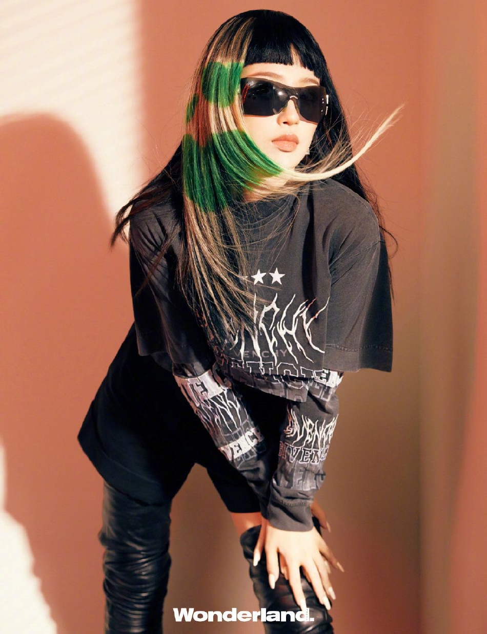 组图：虞书欣绿色爱心挑染造型拍大片美式甜酷穿搭演绎鬼马少女