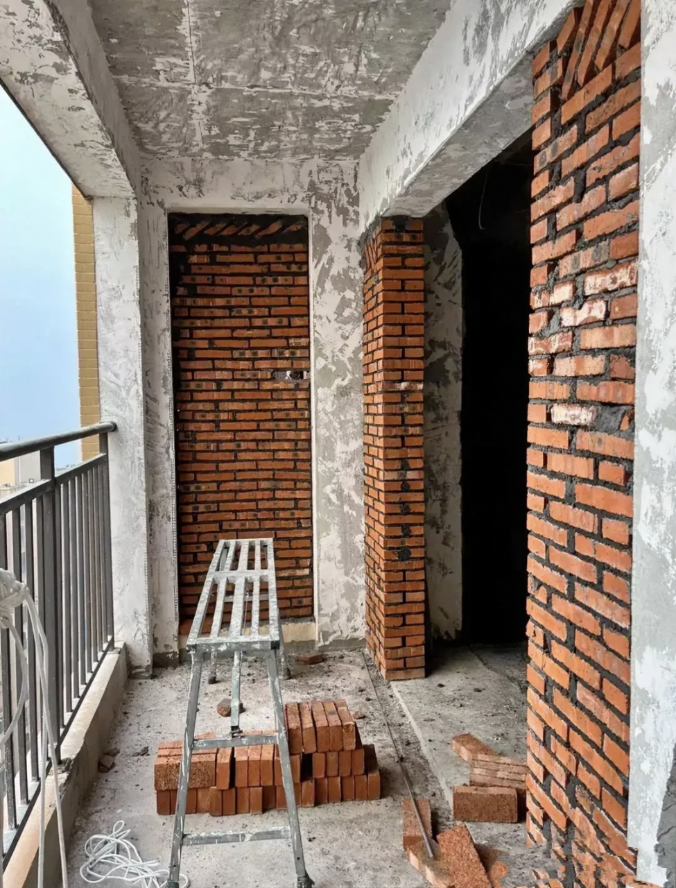 今天临时请了一个砌砖的师傅,在套房阳台砌几平方砖,说好做工一天470