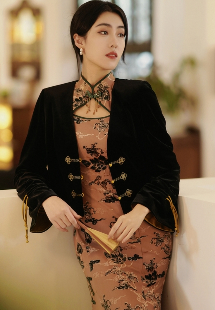 不得不说, 这件小西装短外套, 真是太美了, 配旗袍穿简直是绝绝子