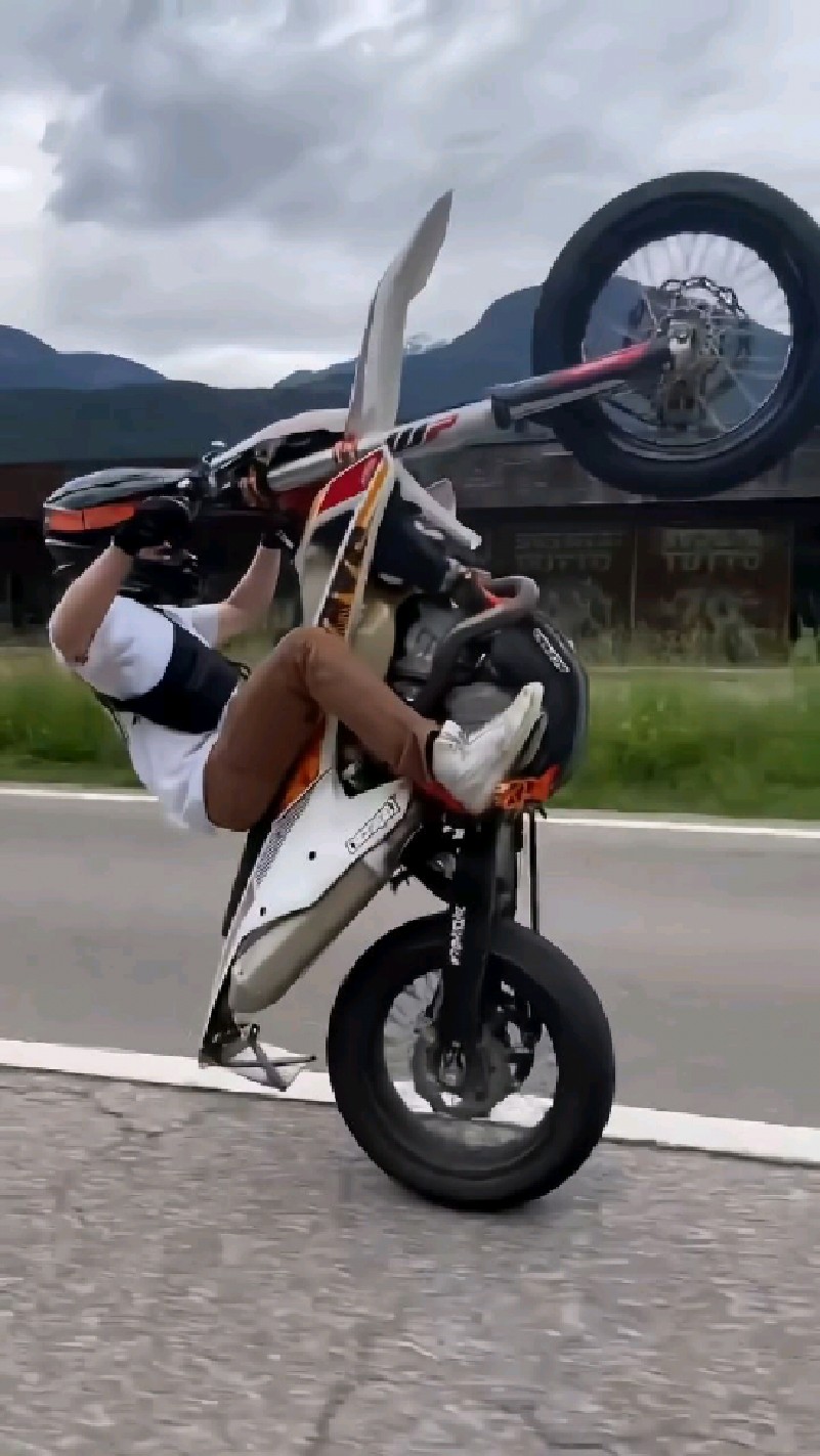 妹妹骑起越野摩托翘头