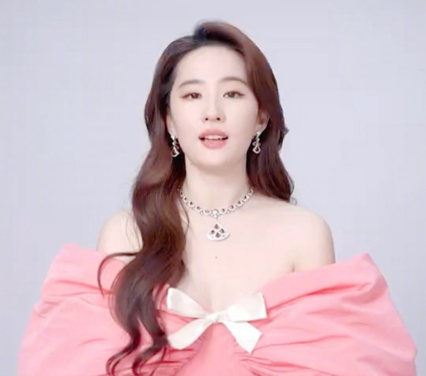 神仙姐姐抹胸蝴蝶结粉裙来了哦,温柔甜美 #刘亦菲抹胸蝴蝶结粉裙