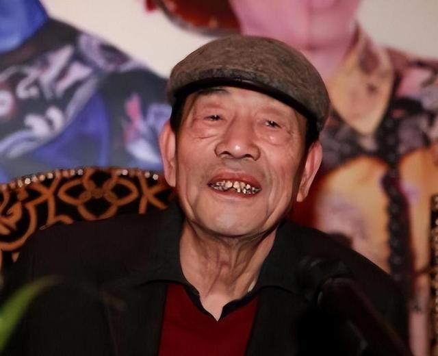 相声名家杨少华的儿子杨威师承尹笑声,但另一个儿子杨议却是海青