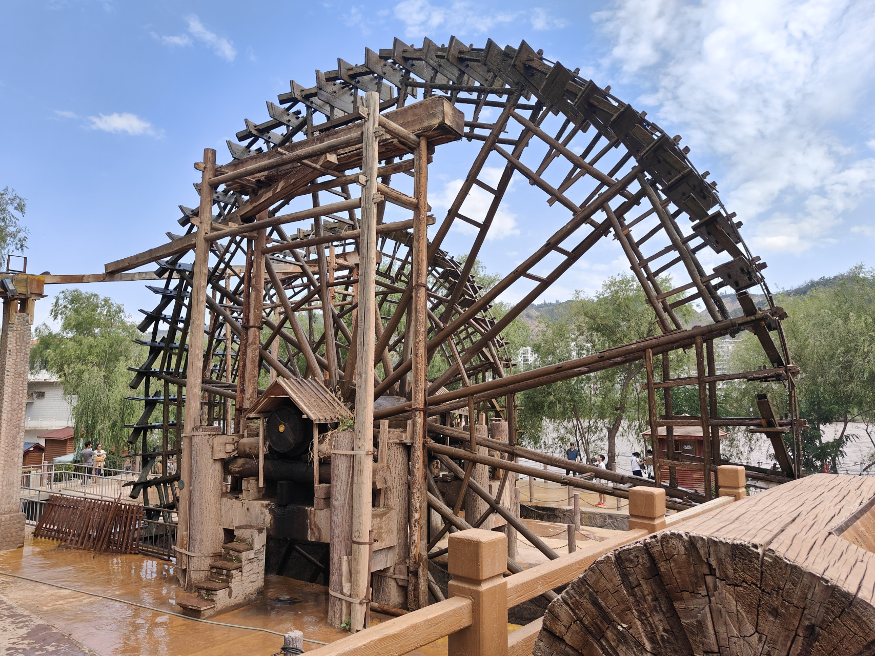 上午游玩了黄河风情线上的中山铁桥,水车园及黄河母亲像三个景点.