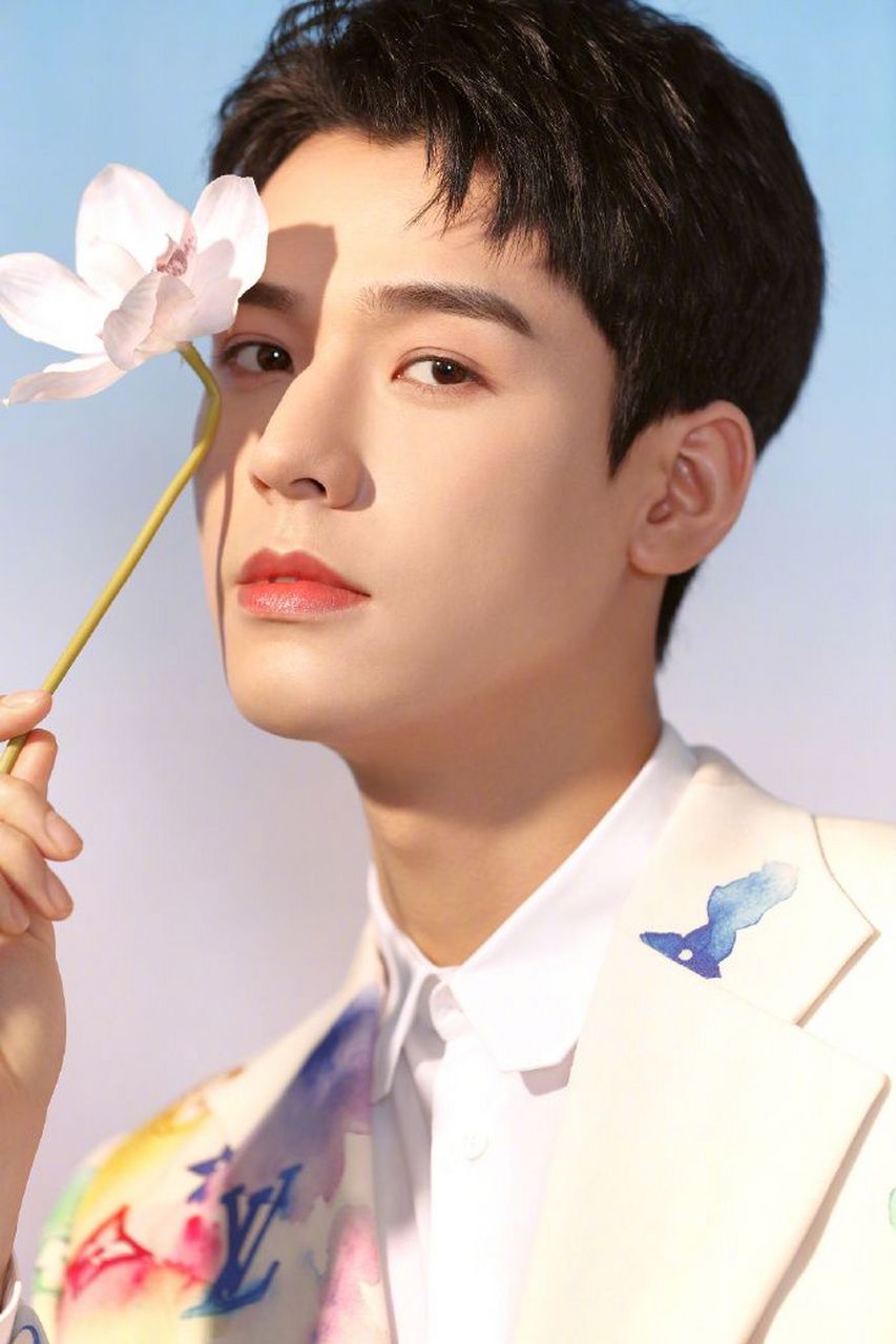 1,王一博接下来有一期《嘉人》杂志封面,是9月刊.