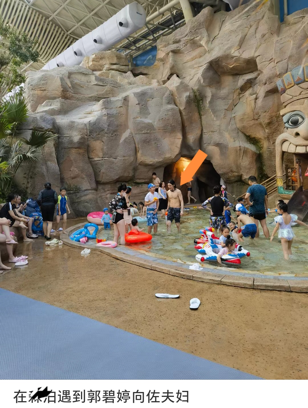 向佐一家亲子游,八块腹肌惹眼,郭碧婷泳池不摘口罩,有保镖保护