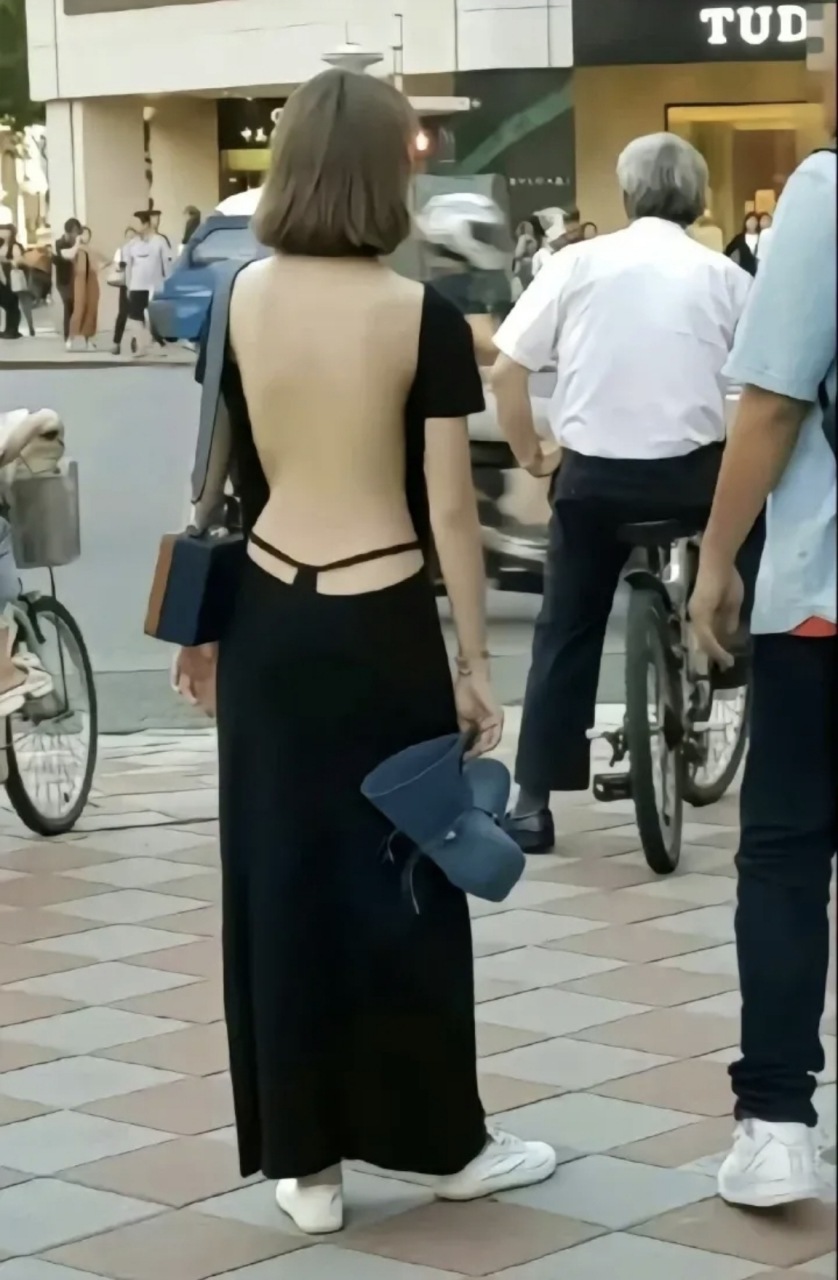 网友:我要是穿成这样上街,即使老公不跟我离婚,老妈也得打死我