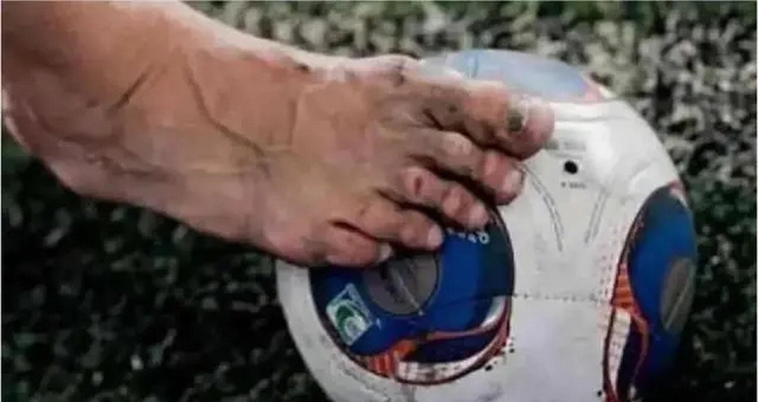 看看梅西弯曲变形的脚,就知道世界杯冠军是怎么得来的了,说白了都是