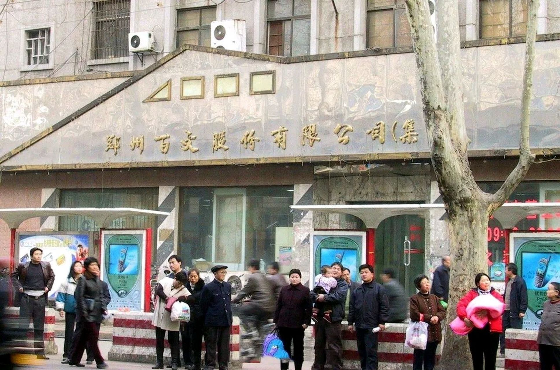 1999年,河南郑州,正在公共汽车站台等车的人们.