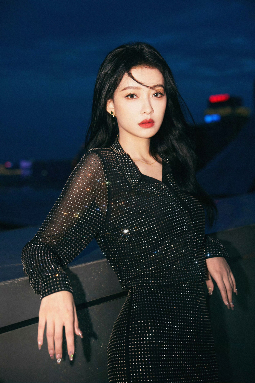 明星生图大赏# #美女# 孙怡身着黑色裙子眺望远方,前方是什么吸引住