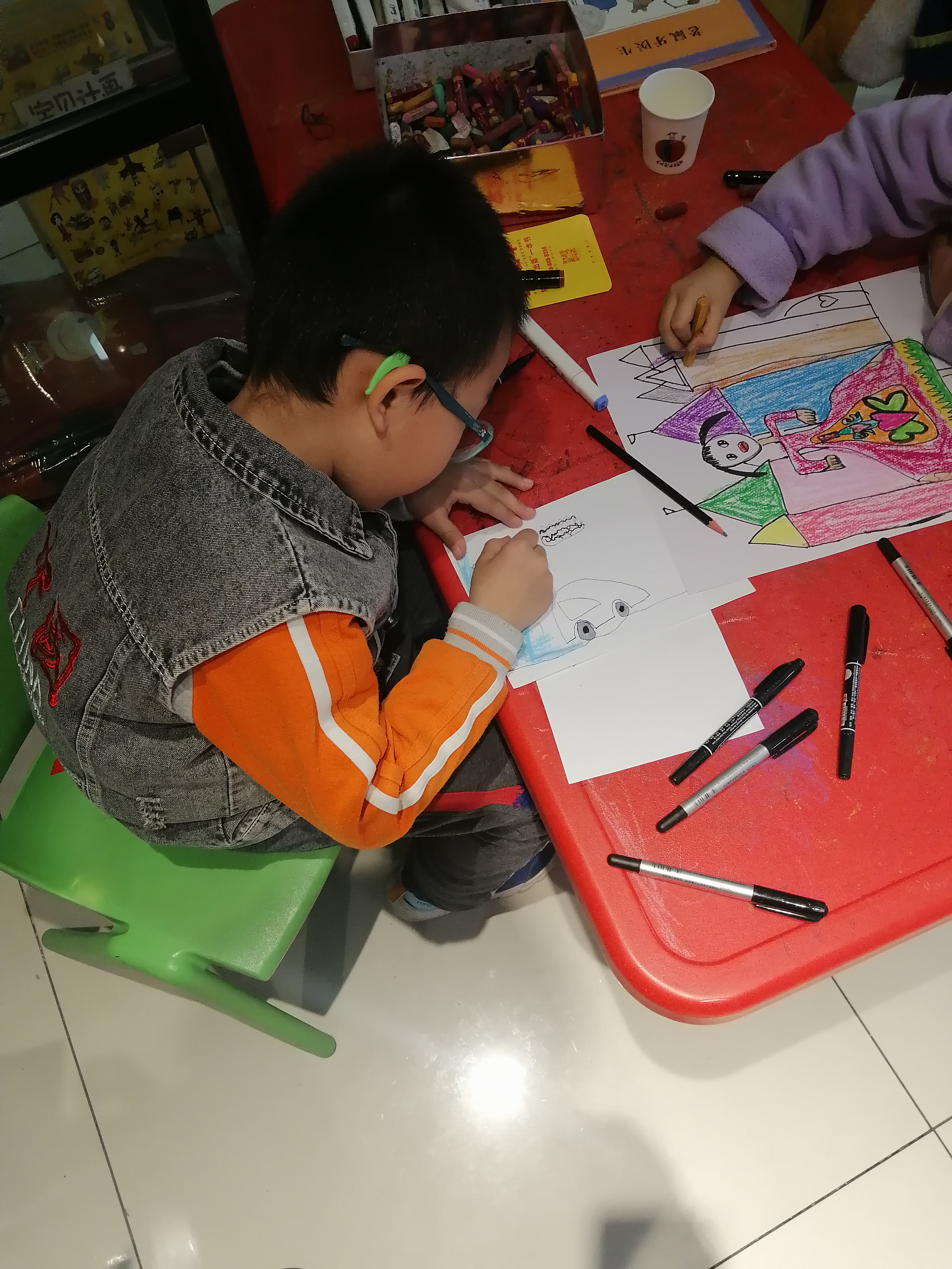 出来玩看见人家小朋友在画画就走不动了,坐在那画了好久.
