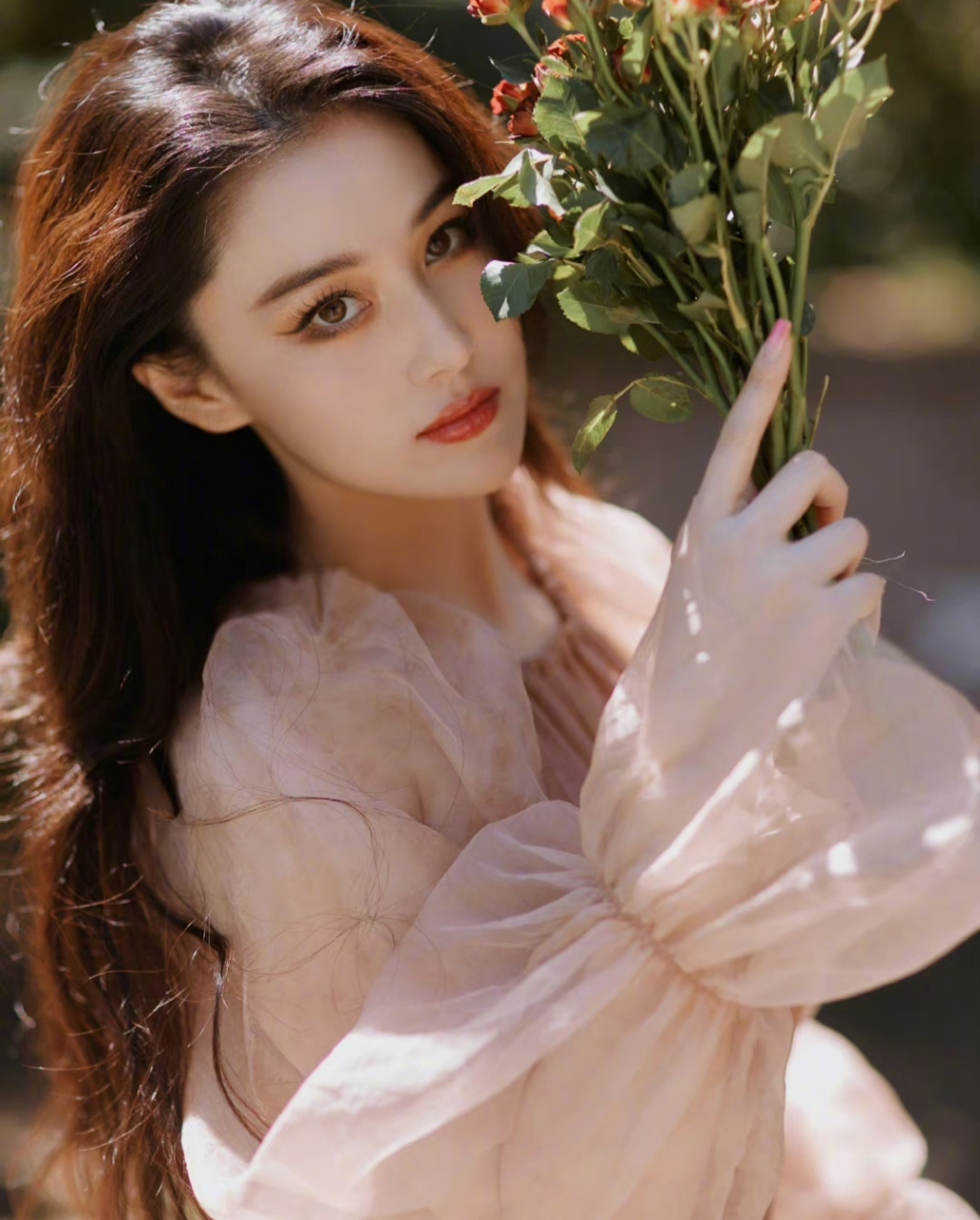 张馨予晒油画风夏日大片,美得霸道张扬,她的眼神总是很有力度,镜头前