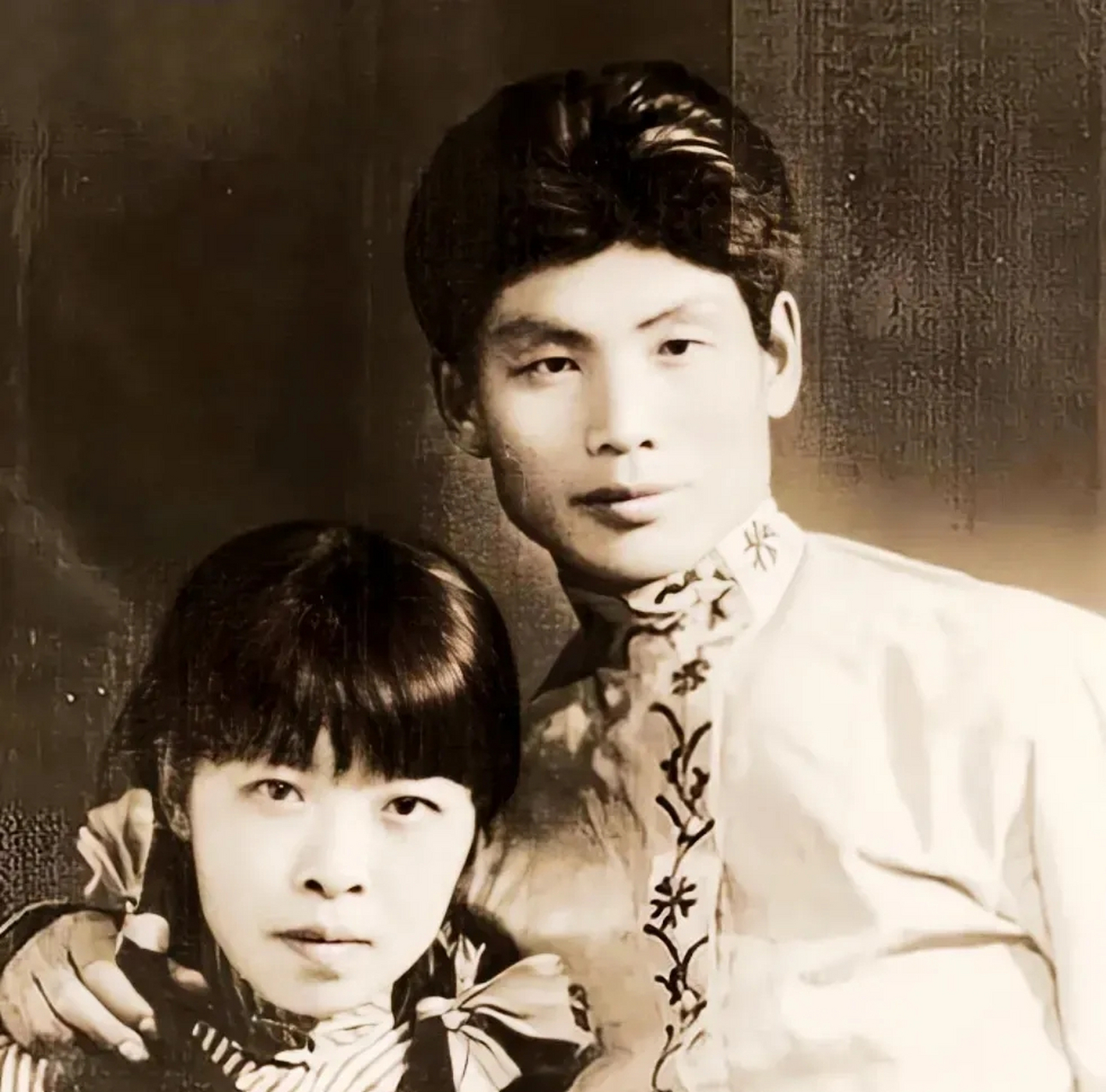 1934年11月,萧军与萧红匆忙逃到上海,给鲁迅写了一封信,要求见面.