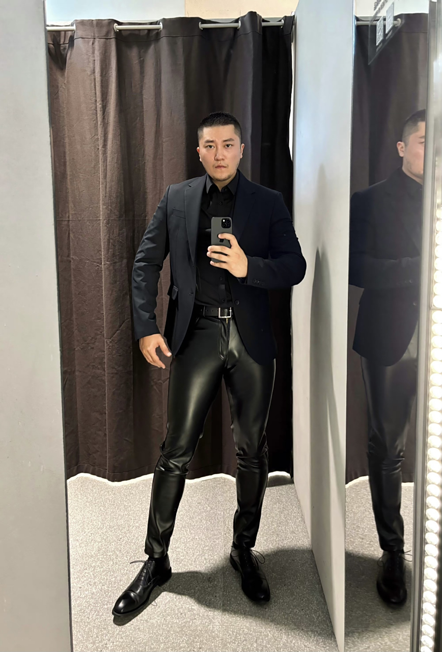 一个喜欢穿皮衣皮裤的男人,个子是真的高.#肌肉型男# #时尚穿搭