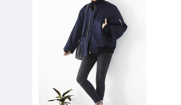 烟灰色牛仔裤配什么颜色上衣