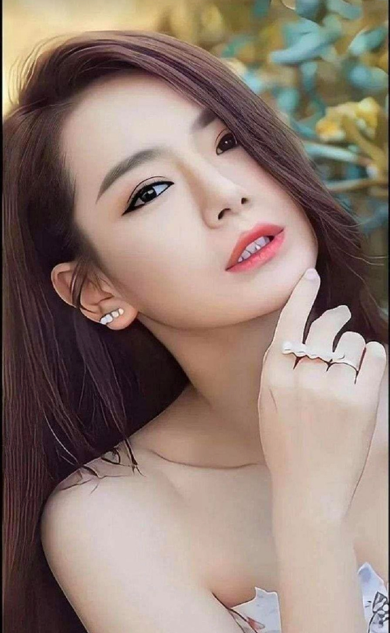 不愧是"霸气戚哥",早期的戚薇堪称性感尤物,真空上阵饰演刺青美女