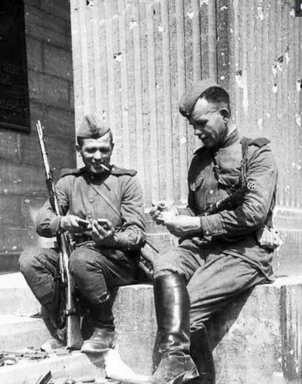 二战时,柏林战役之后,苏军进入德国,在街头,2名苏军围住一个德国女子