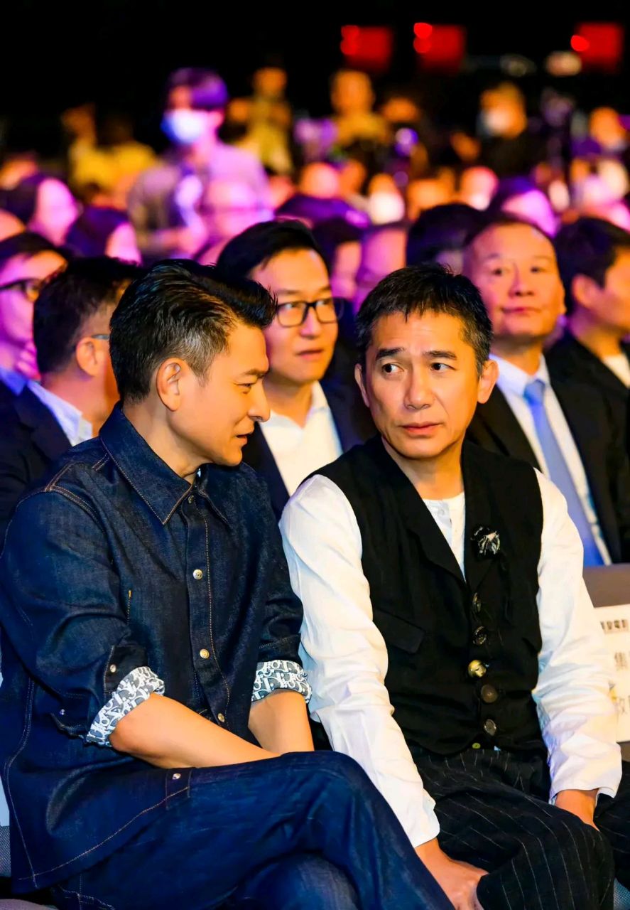 62岁的刘德华和61岁的梁朝伟同框,华仔看起来容光焕发神采奕奕,反而小