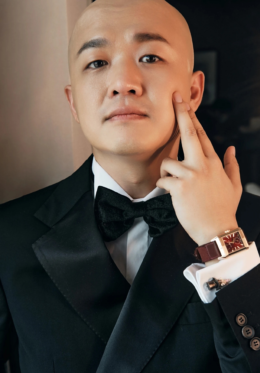 包贝尔作为演员,这演技是可以的,很多出演的配角角色都很出圈的,只是