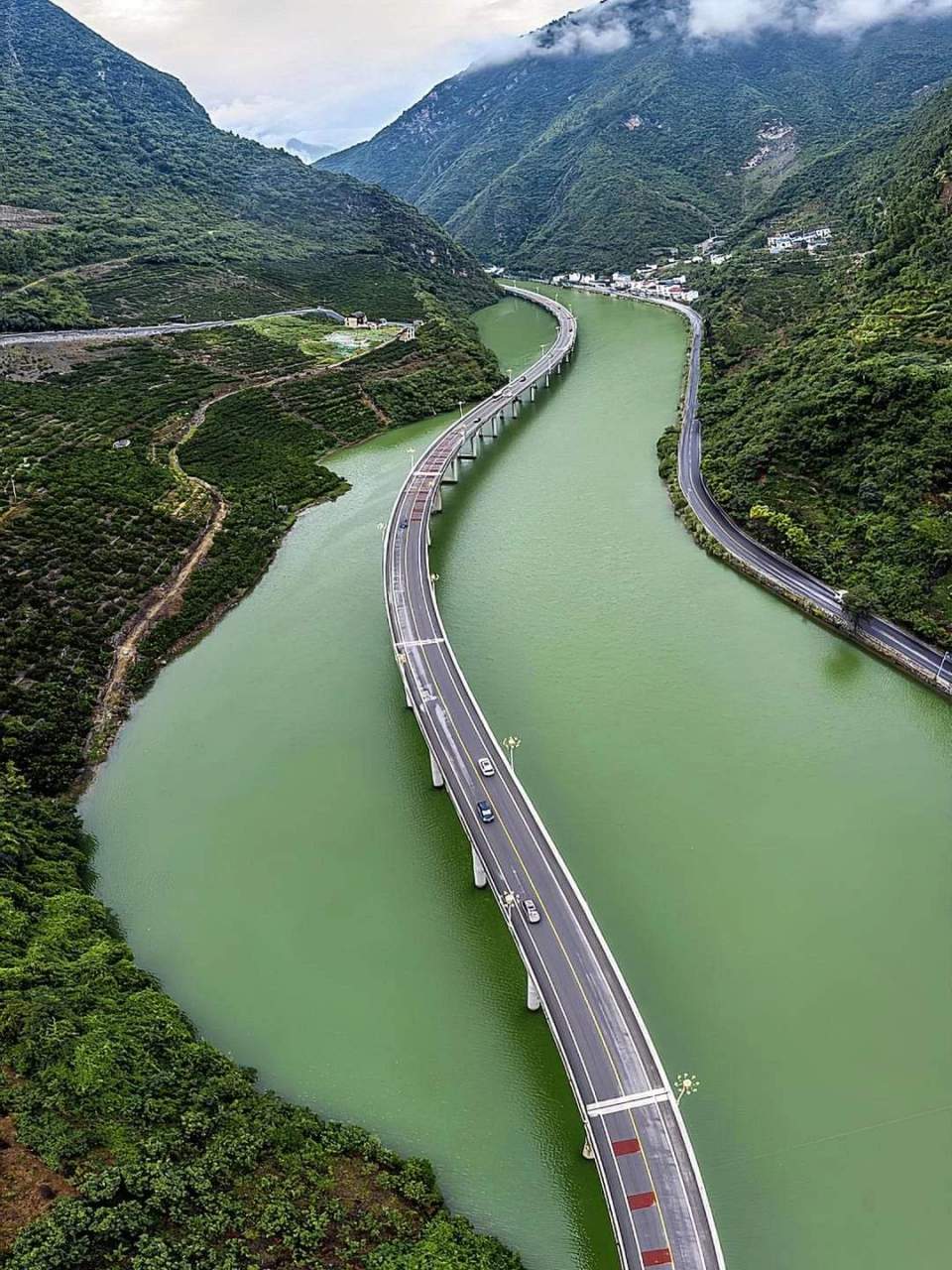 湖北古昭公路 · 中国最美水上公路.香溪峡谷卧长桥, 最美画廊波路迢.