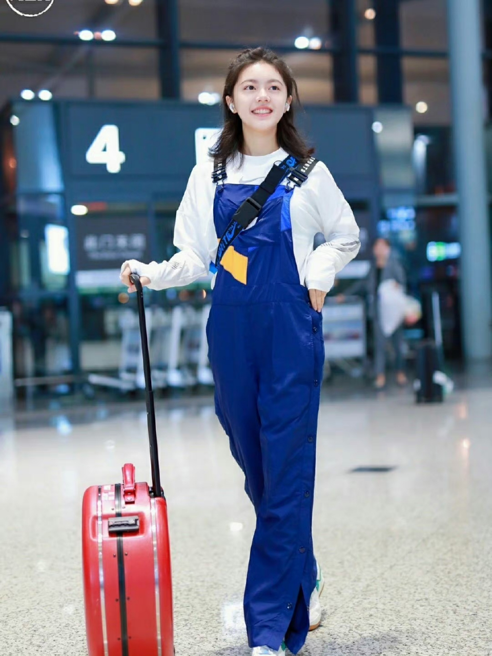 赵今麦今日机场私服分享,元气满满的少女~[期待][期待]#赵今麦波点纱