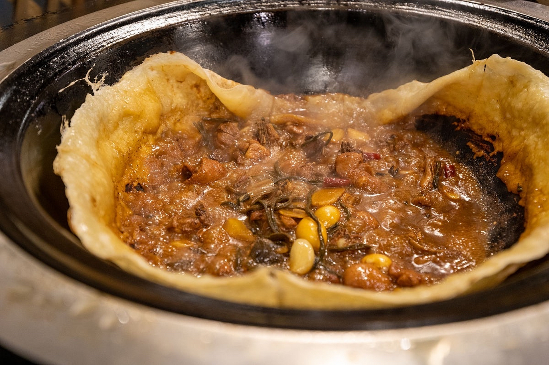 丰县地锅鸡,一道鲜辣香浓的美食佳肴 在中国美食的世界里,有许多经典