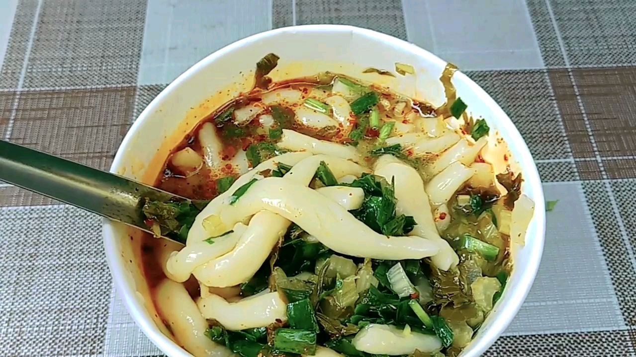 酸辣清凉、软韧滑爽、口感筋道的浆水鱼鱼,我一顿能吃两大碗