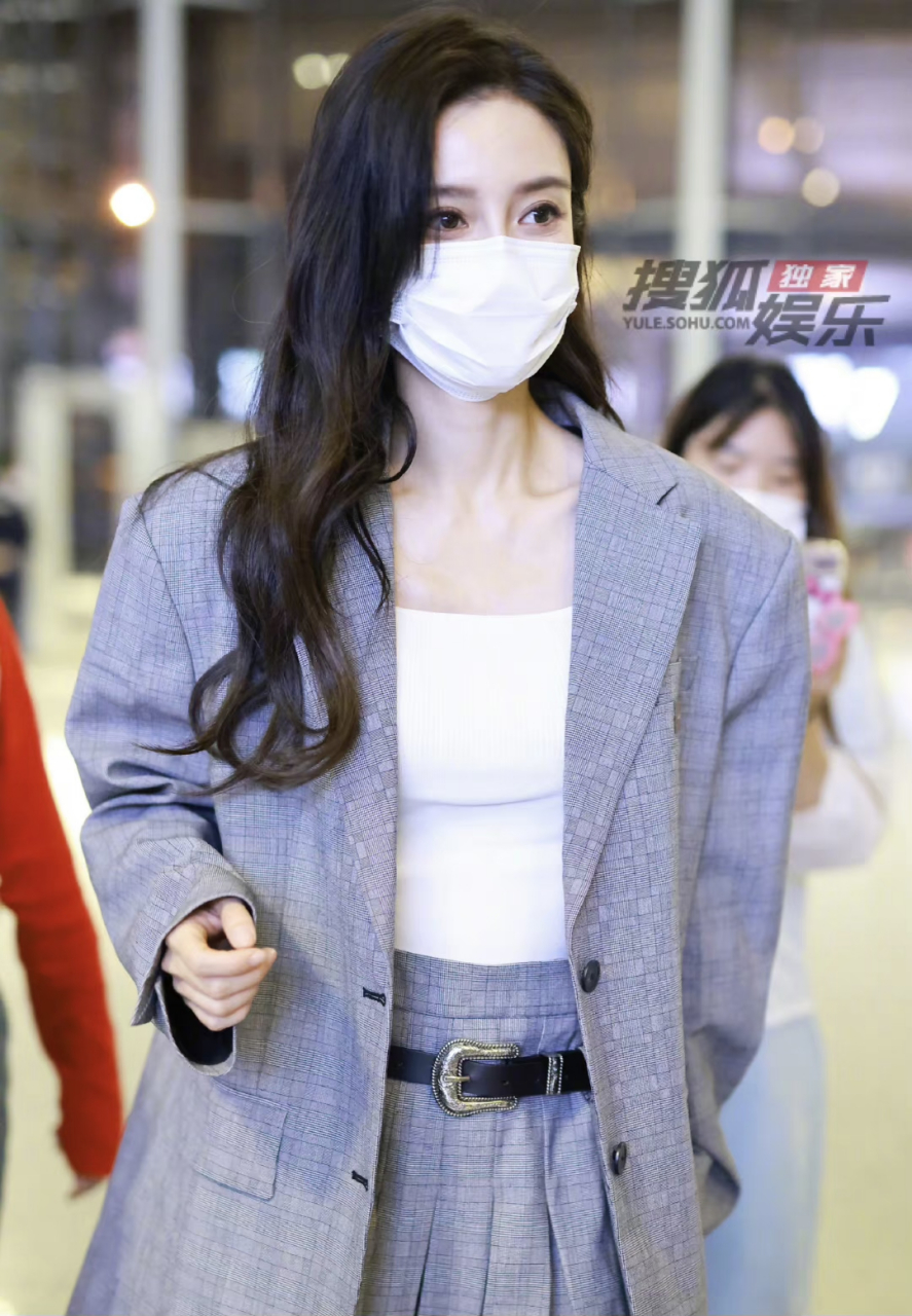 angelababy机场生图,灰色西装造型好飒,太漂亮了