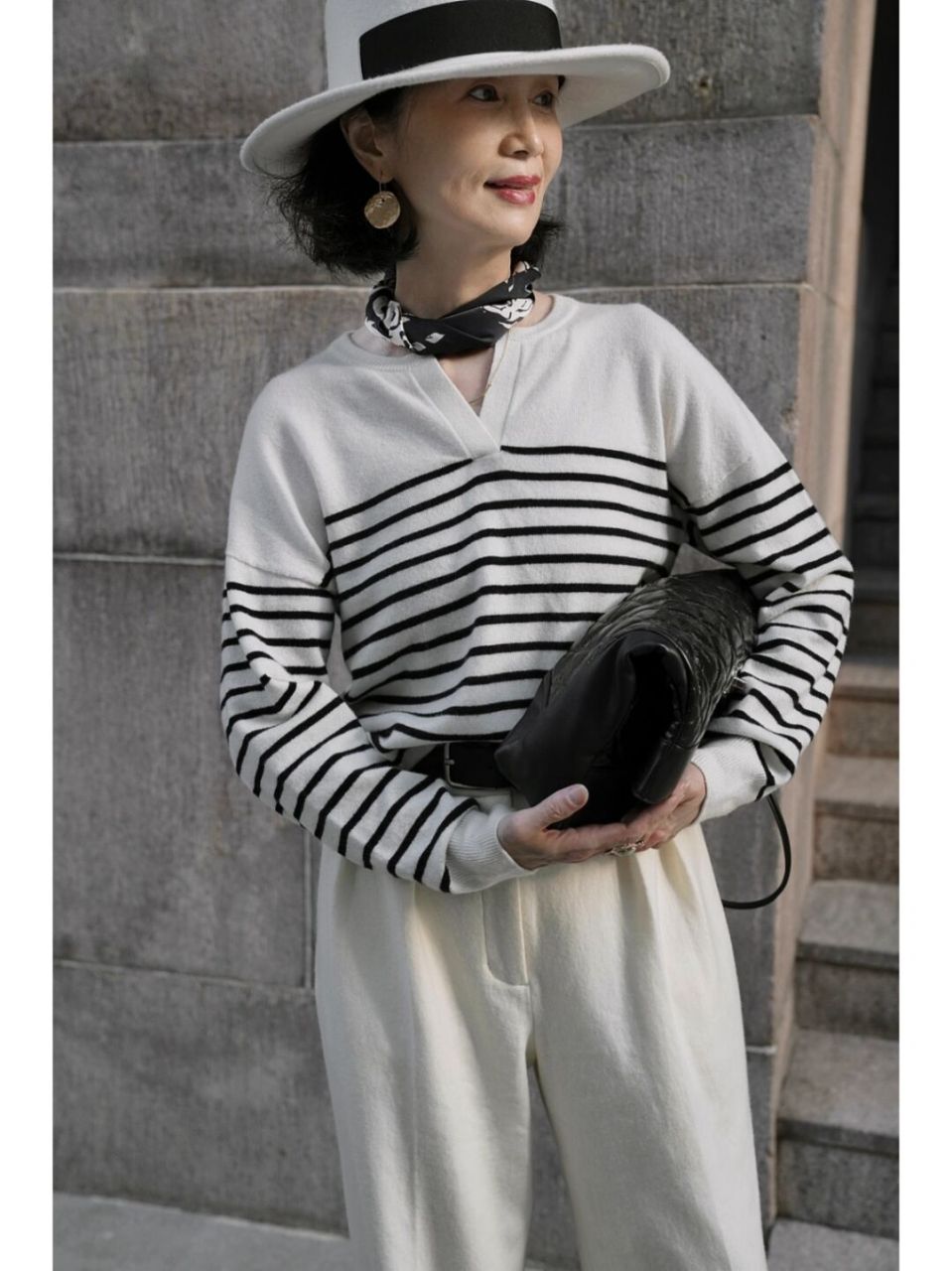 三木妈妈的穿搭实在太有气质感了吧,黑白条纹衫搭配白色的阔腿裤,洒脱