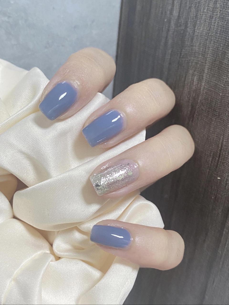 温柔跳色美甲 秋冬温柔跳色97  雾霾蓝真的太好搭配了 搭配亮片超级