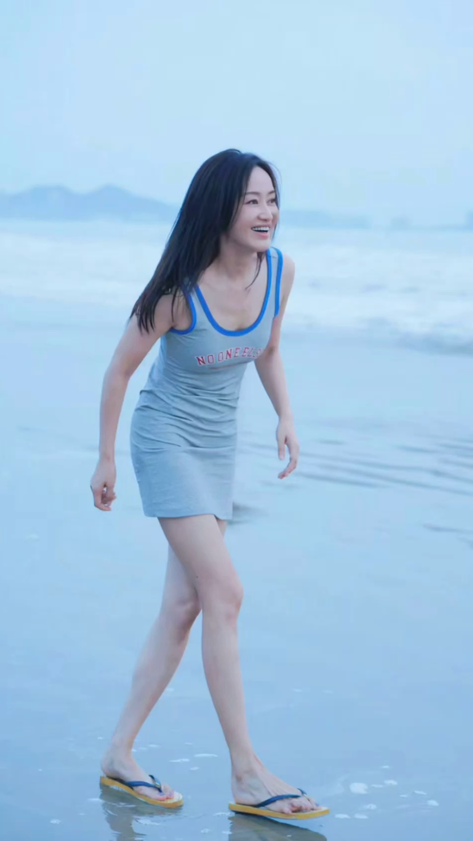 赵子琪赤足在海边与海水嬉戏,充满少女般的纯真气息!