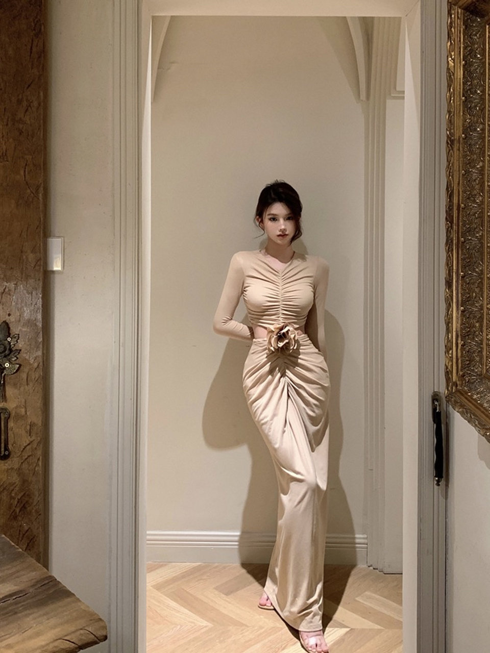 名媛风轻奢高级感褶皱连衣裙,腰花显瘦包臀, 妥妥滴女神范.