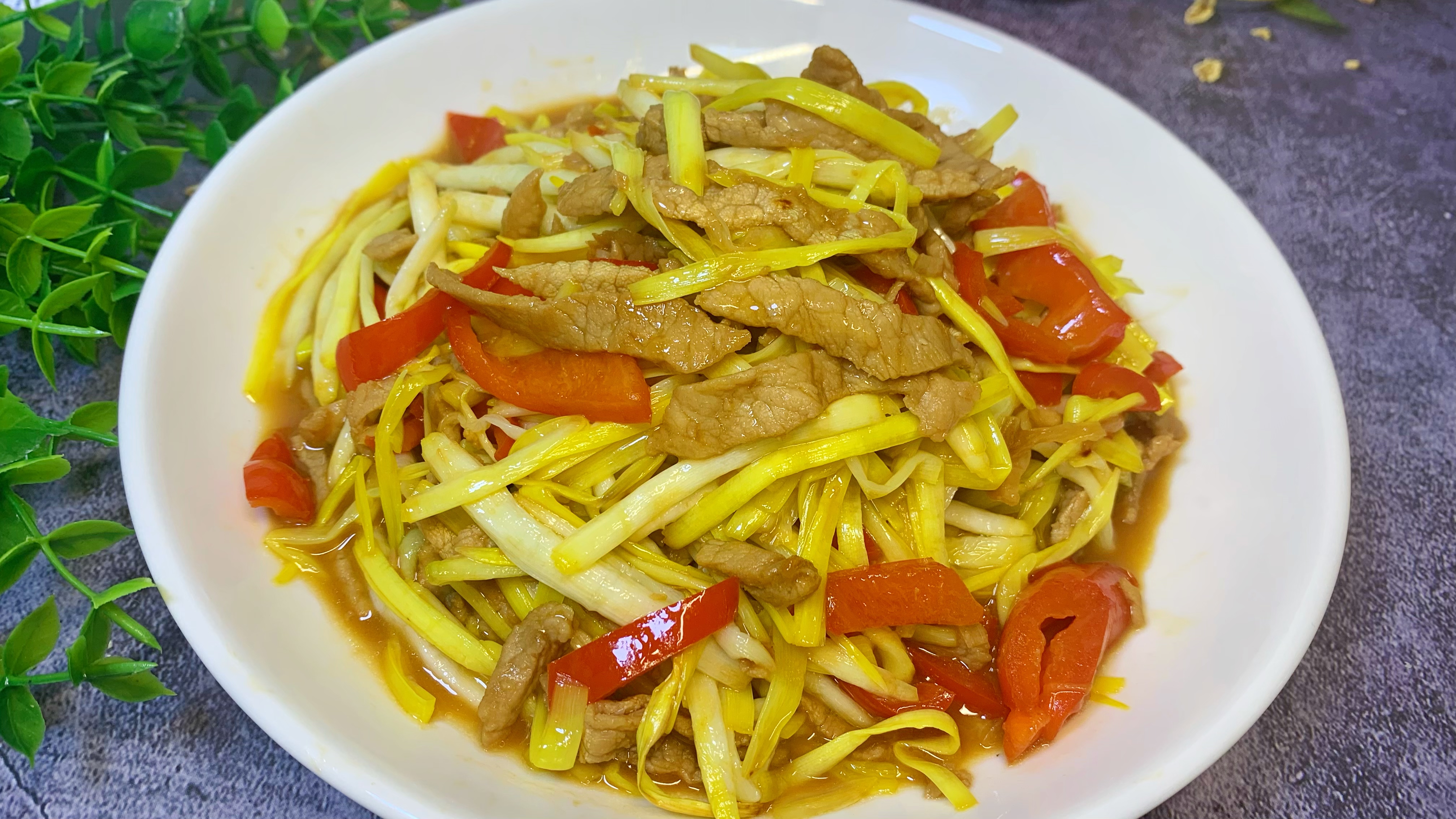 蒜黄炒肉丝最简单的家常做法,蒜黄入味,肉丝滑嫩,下酒又下饭