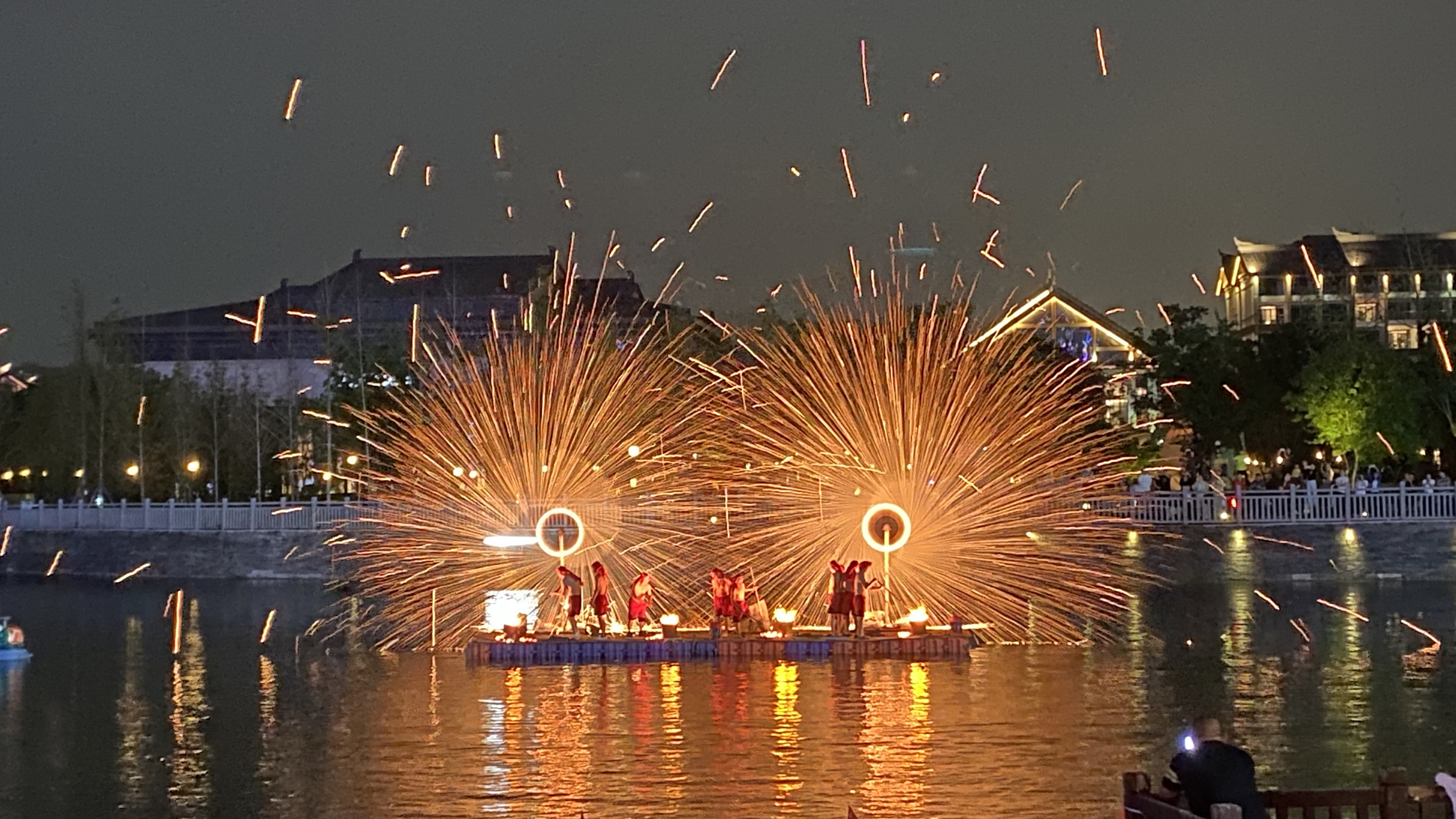 铜梁打铁花是一种源于中国铜梁地区的传统民间表演艺术,已有千余年