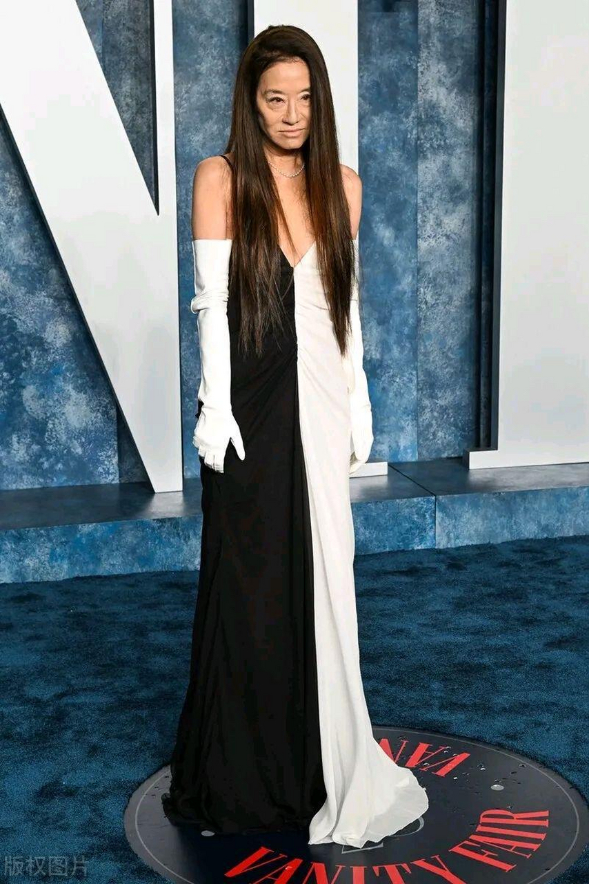 王薇薇亮相第95届奥斯卡颁奖典礼,她的身材真的是太苗条了,她这次穿了