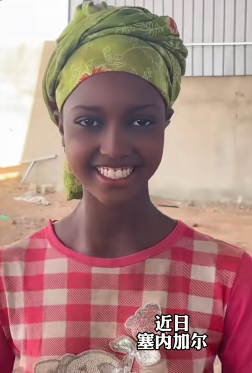 中国游客在非洲,拍到的女孩五官精致,明眸皓齿,就像颗黑珍珠