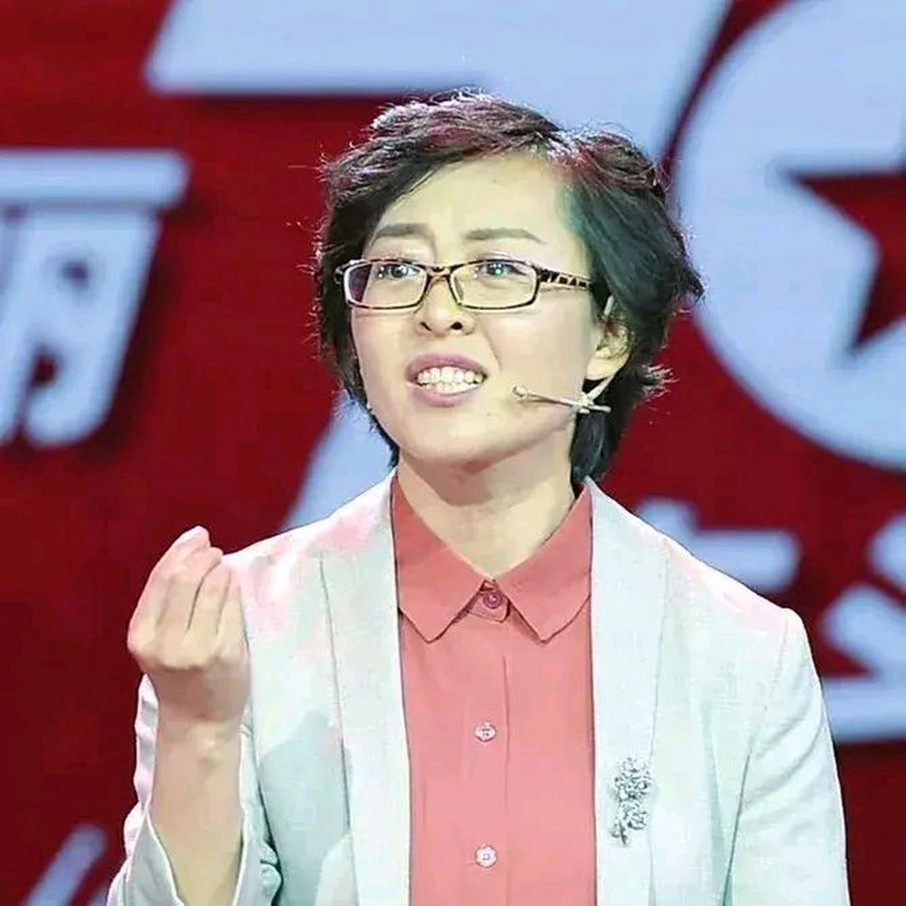 2019年,39岁的语文老师赵旭突然火了,一夜间粉丝暴涨到100万,原本拿着