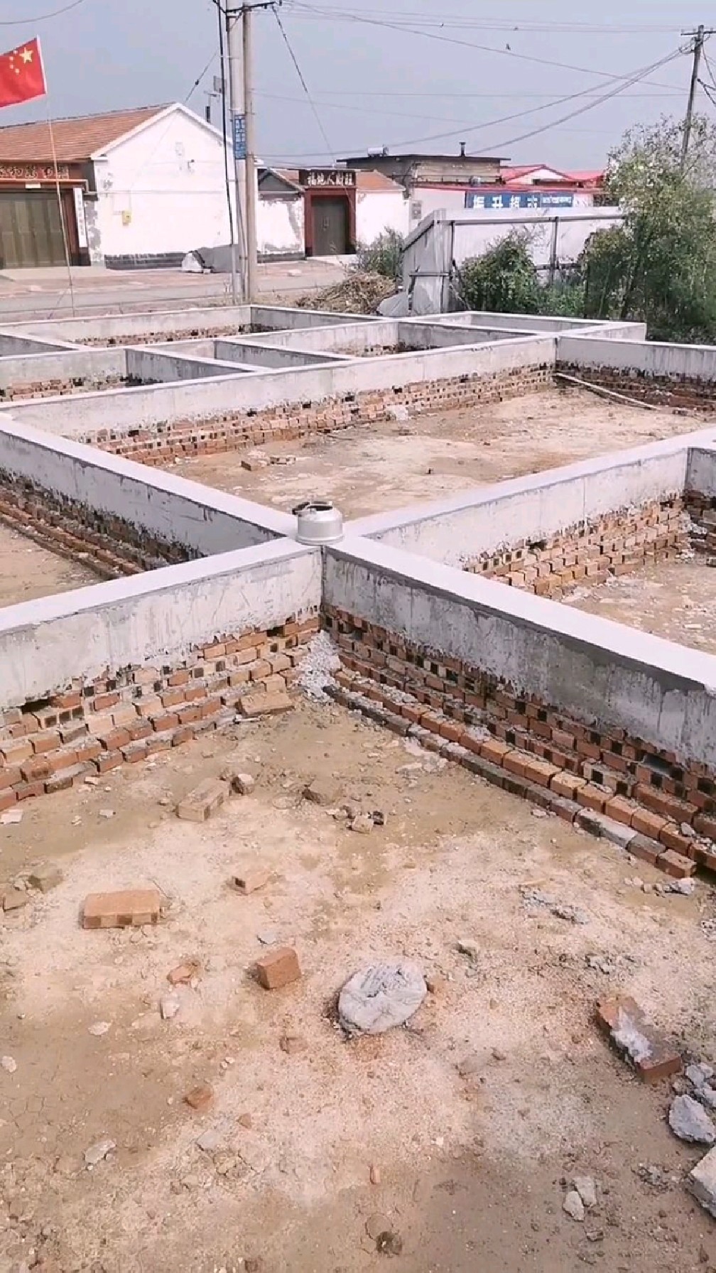 轻钢别墅浇筑实心墙体的别墅地基怎么做-度小视