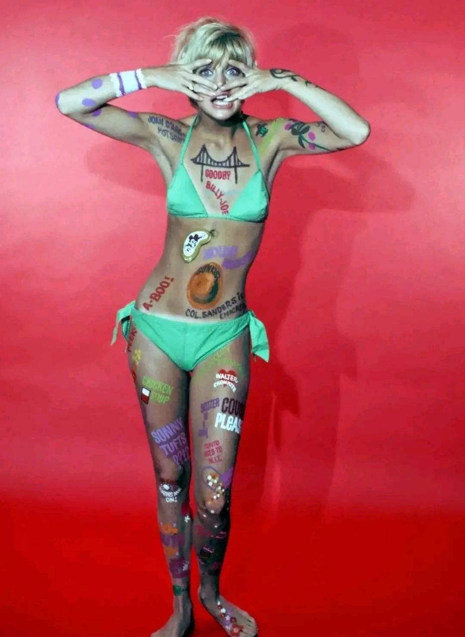 1960年,美国著名电影导演,监制,女演员戈尔迪·霍恩穿着比基尼泳装的