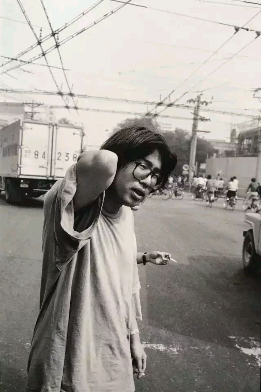 世纪80年代,著名的诗人西川.他和海子,骆一禾被誉为北大三诗人.