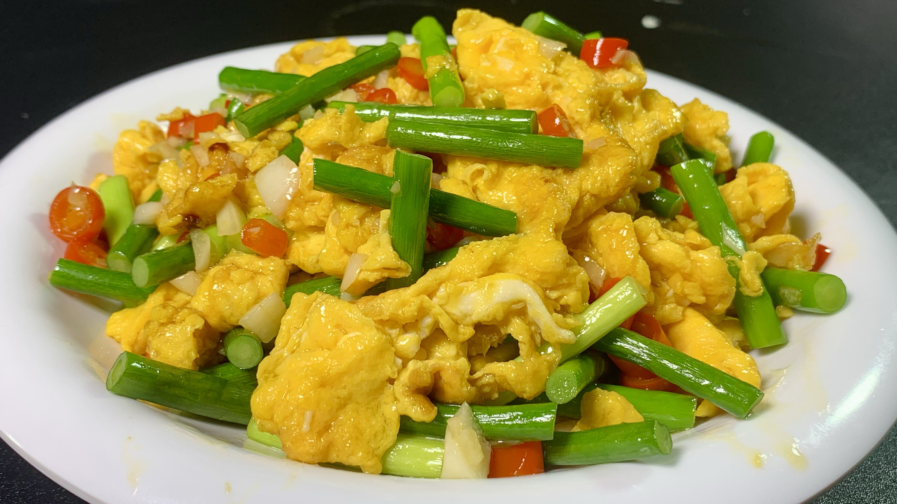 大厨教你如何做蒜苔炒鸡蛋,这烹饪技术太棒了,鲜香入味又下饭