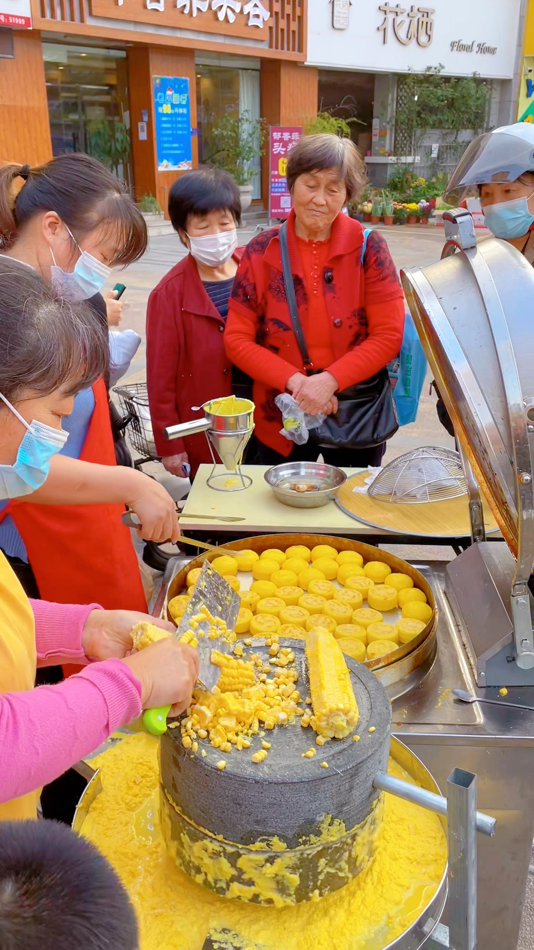 石磨黄金玉米饼,现烤现卖,外酥里嫩,一出摊就被抢空了