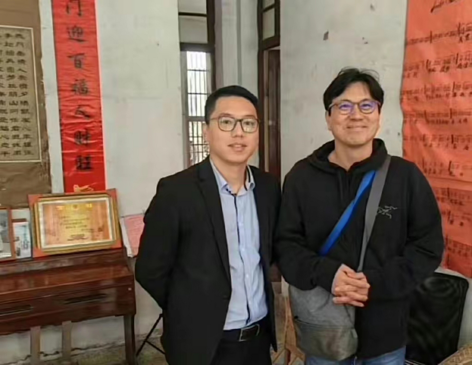 4月3日,清明节将近,明星也纷纷放下手上的工作,回老家祭祖扫墓.