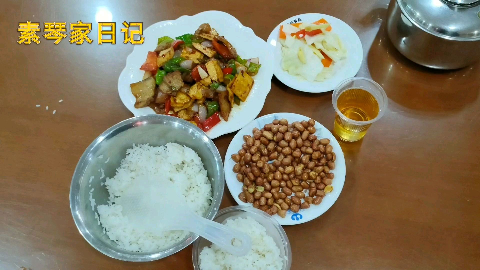 在湖北宜昌东站吃的晚饭,一份回锅肉26,车站的伙食价格也不错