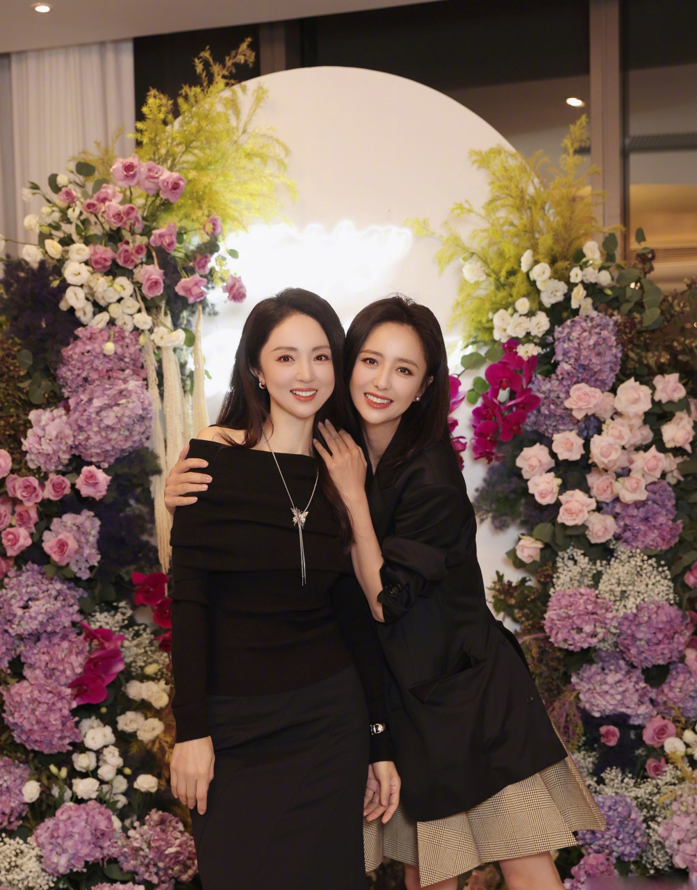 佟丽娅与董璇同框,真的好养眼,两人都是超级大美女,还长得特别像,宛若