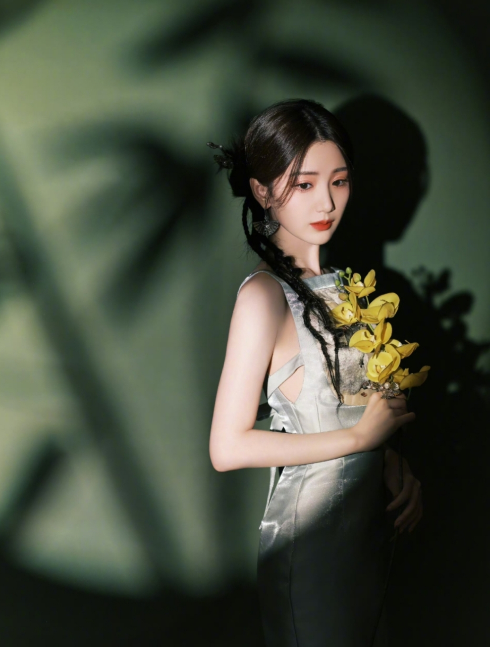 毛晓彤的国风造型好美,妩媚性感,温婉可人!