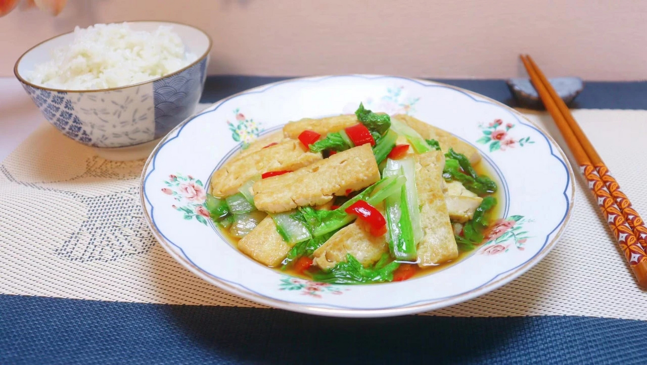素食 || 小白菜烧豆腐  主料:老豆腐,小白菜,红椒,姜丝  辅料:生抽,盐